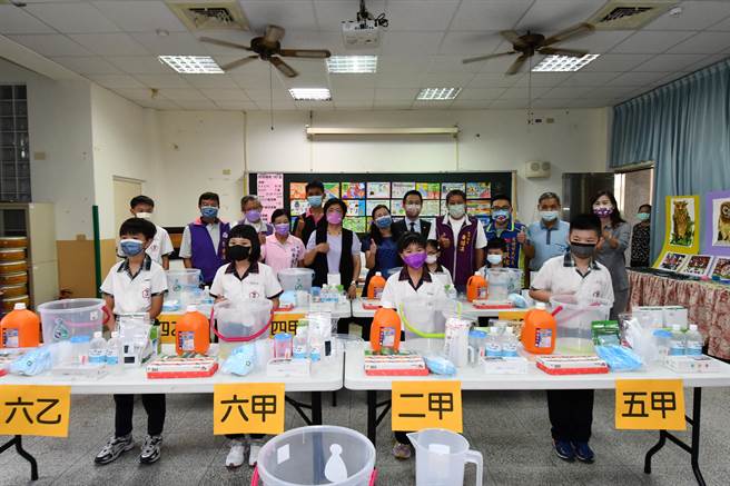 迎接开学在即，县长王惠美29日一早前往花坛乡巡视白沙国小关心开学前校园防疫整备情形。（吴敏菁摄）