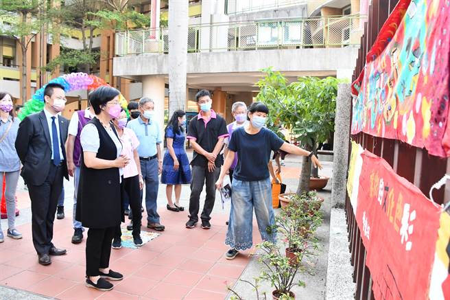 迎接开学在即，县长王惠美29日一早前往花坛乡巡视白沙国小关心开学前校园防疫整备情形。（吴敏菁摄）