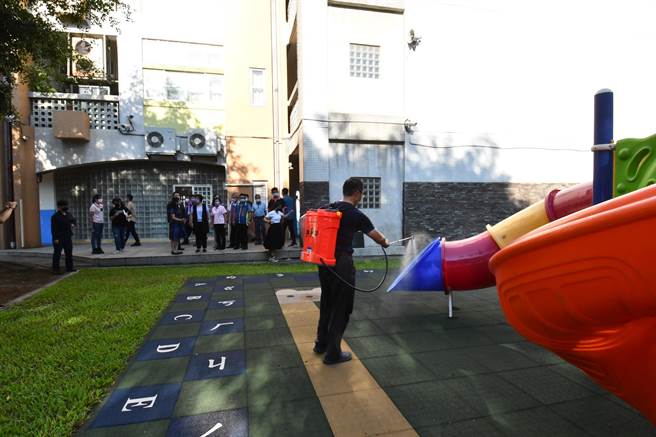 迎接开学在即，县长王惠美29日一早前往花坛乡巡视白沙国小关心开学前校园防疫整备情形。（吴敏菁摄）