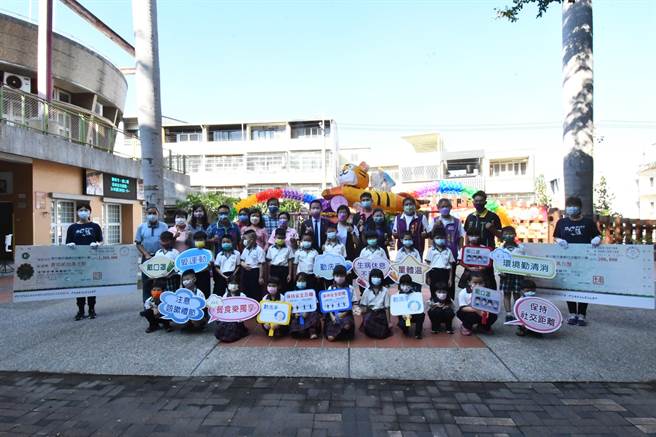 迎接开学在即，县长王惠美29日一早前往花坛乡巡视白沙国小关心开学前校园防疫整备情形。（吴敏菁摄）