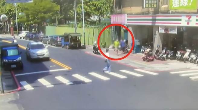 赖嫌犯案后拔腿狂奔逃离现场。（警方提供）