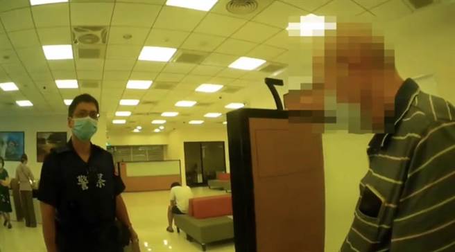 高雄70岁的李姓老翁透过网路认识一位投顾女老师，女老师协助操作投资股票，银行行员听李翁说明这笔钱是要投资股票用，但欲匯入的帐户金流显示异常，行员通知警方前来，才将成功李翁劝退。（高市凤山分局提供／杨舒婷高雄传真）