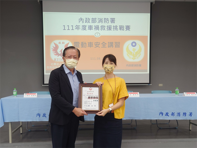 消防署長蕭煥章(左)頒發感謝狀予和泰集團，由和泰汽車公關法務部部長謝琴韻(右)代表受獎。（和泰提供）