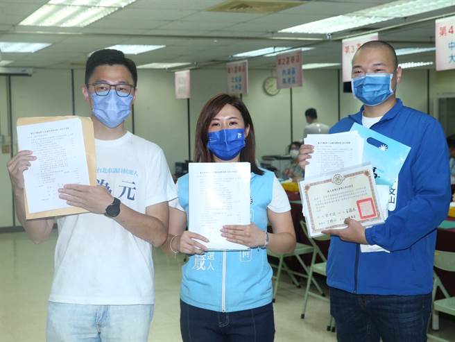 國民黨副主席夏立言出訪大陸引發黨內雜音，國民黨發言人、北市議員參選人柳采葳（中）坦言曾被藍營選民飆罵。（陳怡誠攝）