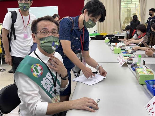 郑运鹏笑说昨天连跑19行程导致有点「烧声」。(蔡依珍摄)