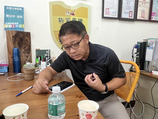 台南市议员郭鸿仪与在柬埔寨遭枪杀的台湾籍叶姓男子母亲电话联络。（洪荣志摄）