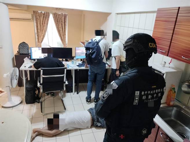 金门县刑警大队跨海协同台中、新竹警方在台中市一处社区公寓内破获假投资赌博犯罪集团。（ 警方提供）