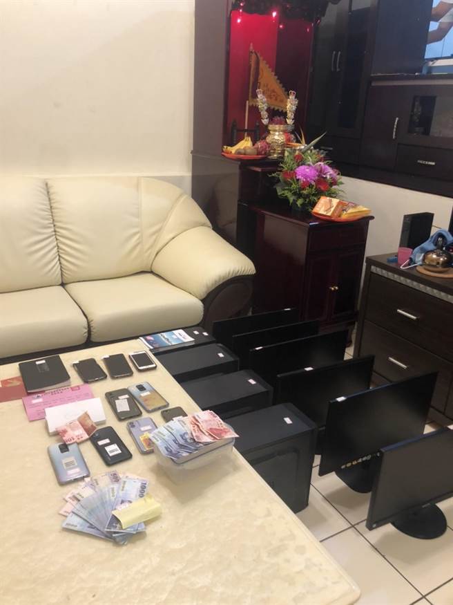 现场查扣犯案用电脑主机4臺、萤幕6臺、手机10支、现金新臺币4万5200元等赃证物，流动赌资估约5亿余元。（警方提供）