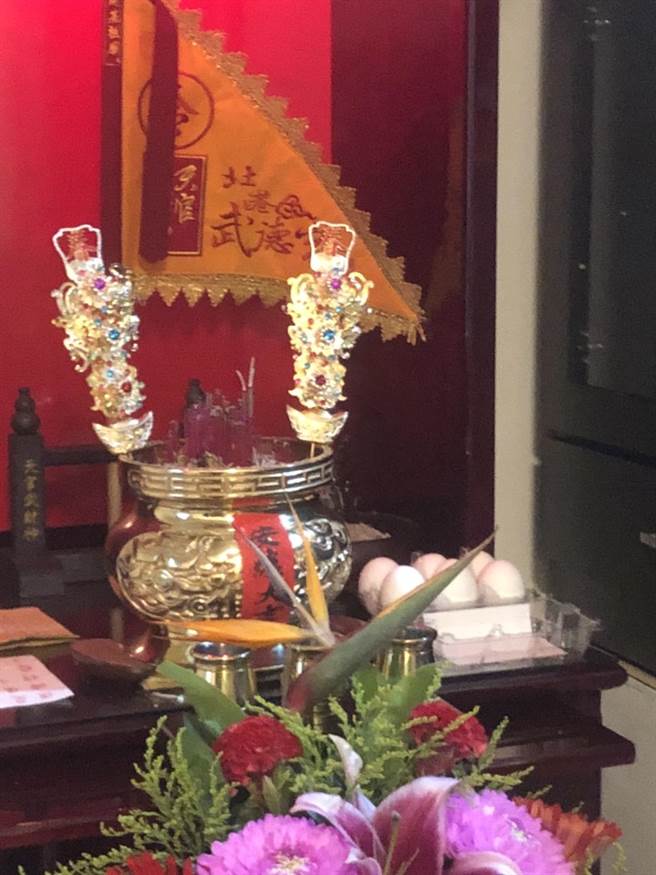 江嫌等人在屋内供奉神明，祈求平安赚大钱，最后仍遭警方查获落网。（警方提供）