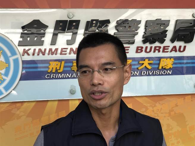 金门县刑大副大队长董纪宏说明破案经过，强调未来将持续执行跨县市共打机制，也提醒民眾小心上当。（李金生摄）
