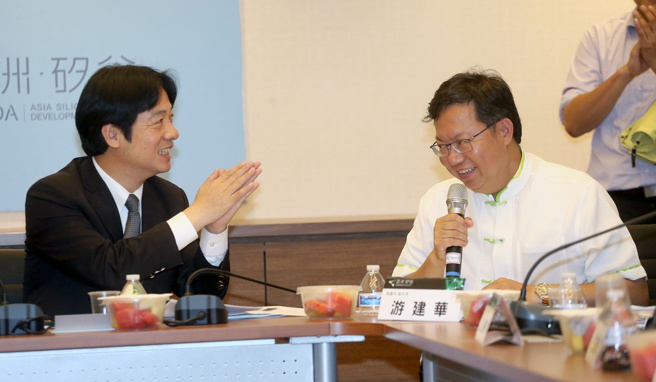 國民黨桃園市議員參選人凌濤認為，鄭寶清參選桃園市長，也讓副總統賴清德（左）、桃園市長鄭文燦（右）誰能代表民進黨參選2024總統一事，提前浮上檯面。（中時資料照／范揚光攝）