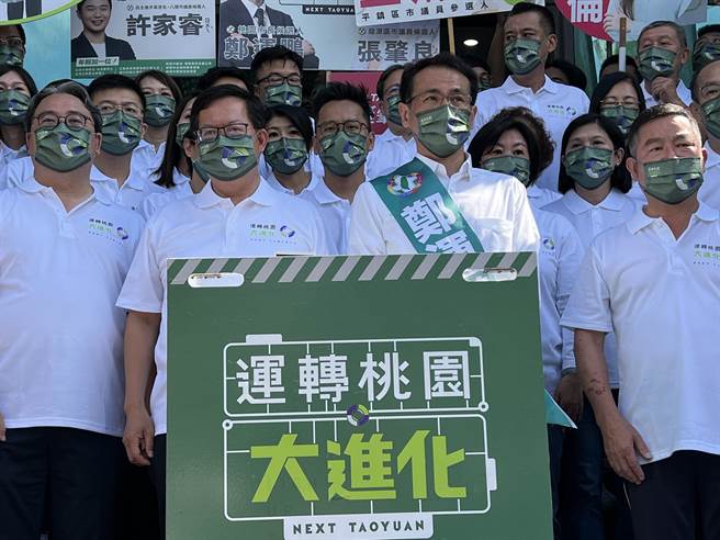 桃园市长郑文灿29日陪同民进党桃园市长候选人郑运鹏赴选委会登记参选。(蔡依珍摄)