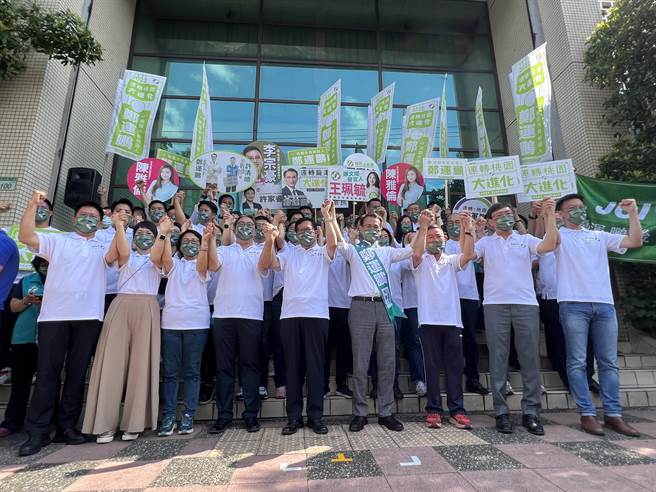 桃园市长郑文灿29日陪同民进党桃园市长候选人郑运鹏赴选委会登记参选。(蔡依珍摄)