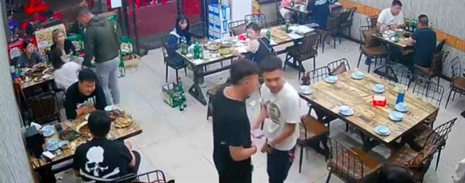 河北通报「唐山烧烤店打人案」最新进展。（观察者网）