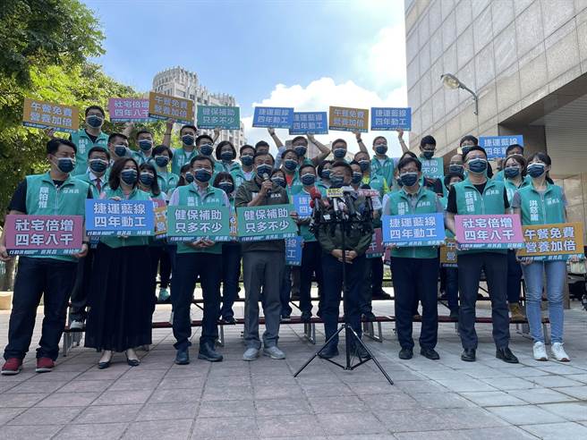 民进党台中市长参选人蔡其昌(右四)、在竞选主委苏嘉全(左四)、绿营立委及民进党提名的议员参选人陪同下，在第一天完成参选登记。(林欣仪摄)