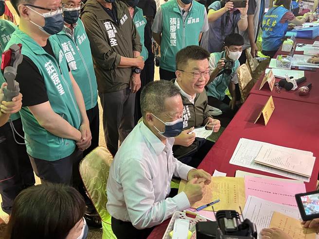 民进党台中市长参选人蔡其昌(左二)在绿营立委及民进党提名的议员参选人陪同下，在第一天完成参选登记。(林欣仪摄)
