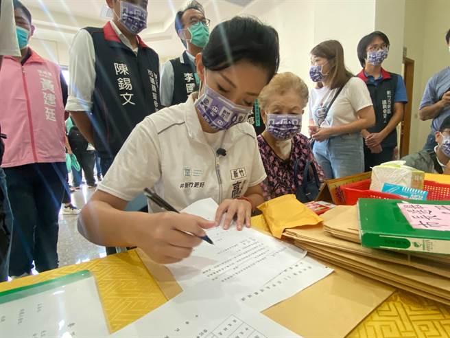 民眾党新竹市长参选人高虹安今天上午在柯妈妈的陪同下完成市长参选人登记，拔得头筹。（陈育贤摄）