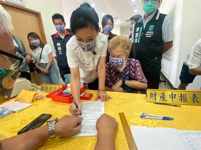 民眾党新竹市长参选人高虹安今天上午在柯妈妈的陪同下完成市长参选人登记，拔得头筹。（陈育贤摄）