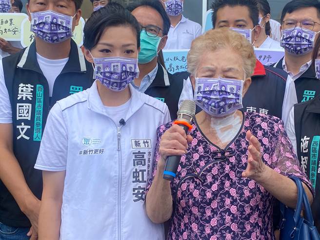 柯妈亲自挂保证，大讚高虹安是最有学问、最有能力、最会做事的市长参选人。（陈育贤摄）