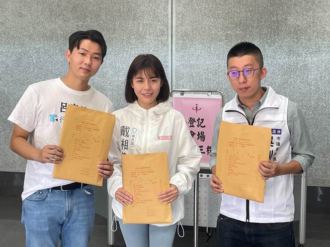 国民党议员参选人戴湘仪、吕家恺、吴训孝一同现身领表。（李奇叡摄）