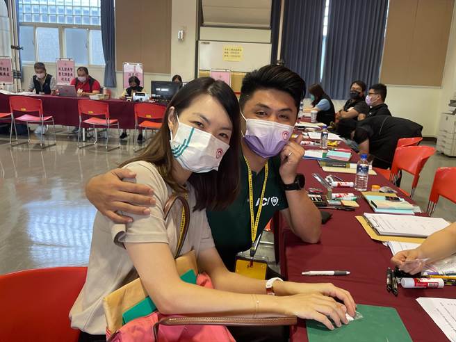 廖宜琨则在老婆建议下选在今天上午登记，而老婆也全程陪同。（李奇叡摄）