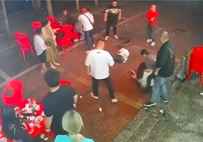 「唐山打人事件」背后谁在撑腰？8公职人员因徇私枉法等罪遭留置。（观察者网）