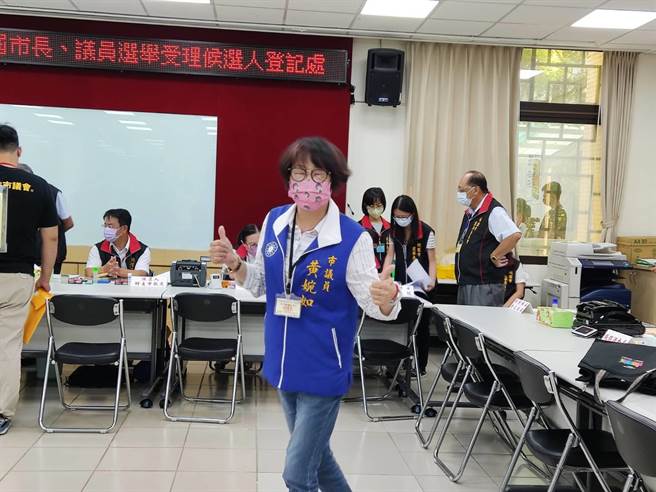 挑战10连霸的桃园市议员黄婉如，29日凌晨1点就开车到桃园市选委会附近睡车上。(蔡依珍摄)