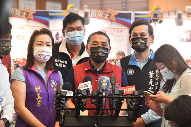 侯友宜回应登记时机，表示按照选举节奏来走。（王扬杰摄）