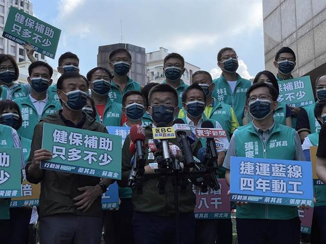 民进党台中市长参选人蔡其昌(中)表示，桃园市长郑文灿都称讚郑运鹏是他的2.0版，对郑运鹏有信心。(林欣仪摄)