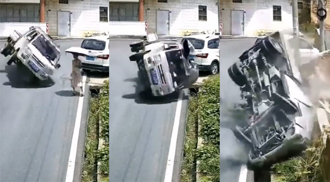 小货车高速过弯，失控撞上女路人后翻覆倒地。（图／翻摄自微博）