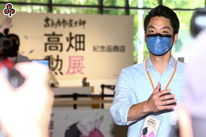 国民党台北市长参选人蒋万安29日参观「吉卜力动画大师-高畑勋展」，回忆他观看《萤火虫之墓》的记忆，并在展场打卡点拍照留念。（邓博仁摄）