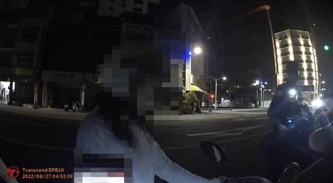 高雄市陈姓女子饮酒后仍执意骑车返回鼓山区住家，遭员警拦查，酒测值达0.51，依公共危险罪送办。（高市苓雅分局提供／杨舒婷高雄传真）