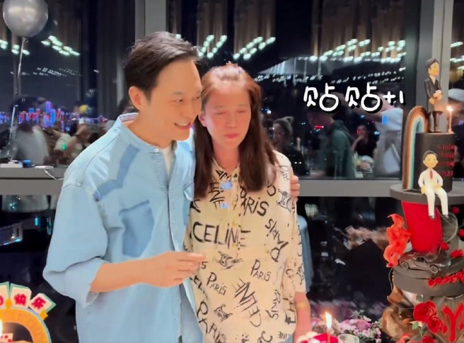 两人紧紧贴在一起，夫妻感情如胶似漆。(图/张智霖工作室)