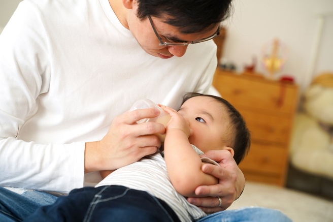 男子离婚后独自抚养儿子2年，前妻为了争夺抚养权，曝光了男子不是儿子亲生父亲的事实。(示意图/达志影像)