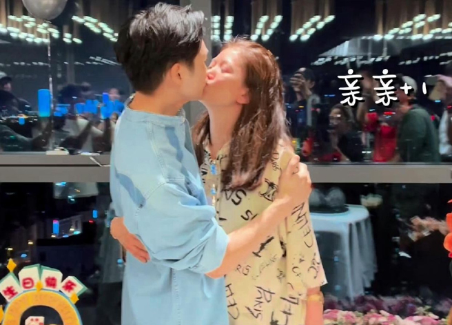 两人当眾亲吻，感情甜蜜。(图/张智霖 工作室)