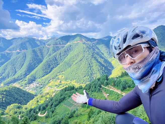 张哲瀚换上自行车劲装，非常俐落帅气。(图/张哲瀚 IG)