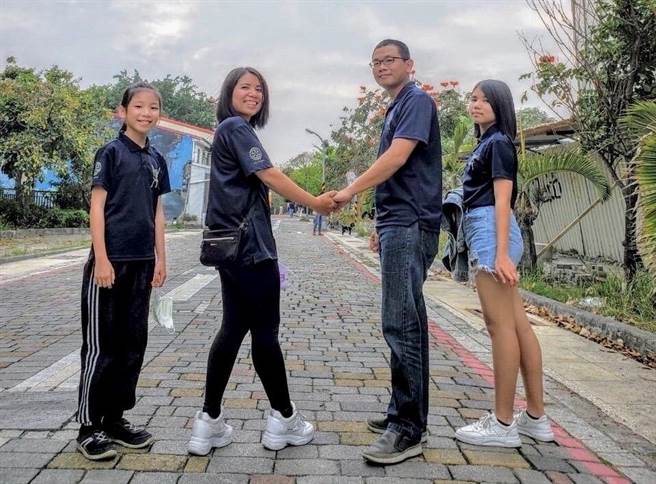 阮氏幸（左二）与蔡承佑（右二）携手同行，与子女全家快乐出游。（移民署提供）