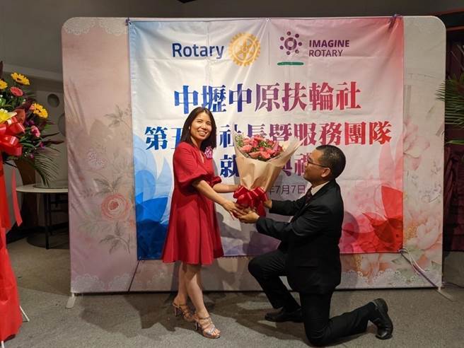 阮氏幸（左一）与蔡承佑（右一）夫妻共同出席活动，重现求婚场景。（移民署提供）