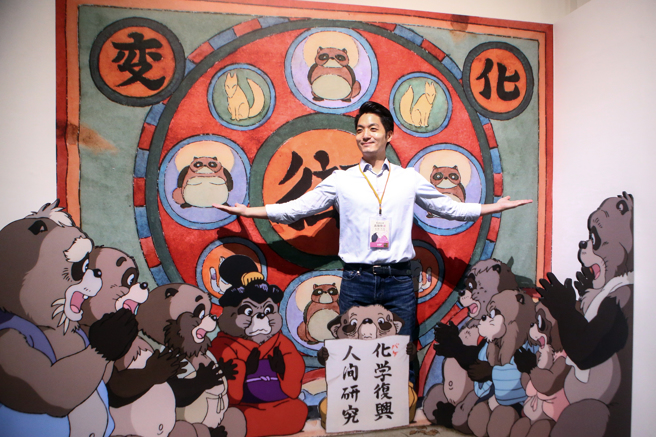 国民党台北市长参选人蒋万安29日参观「吉卜力动画大师—高畑勲展」，回忆他观看《萤火虫之墓》的记忆，并在展场打卡点拍照留念。（邓博仁摄）