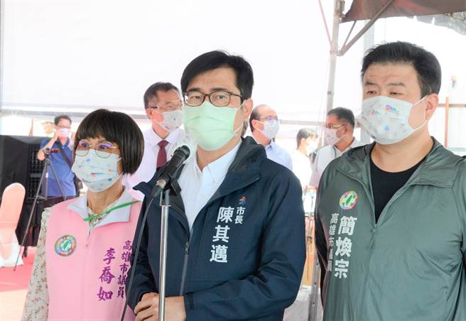 高雄市长陈其迈（中）29日出席旗区津第二条过港送水管工程通水典礼。（林瑞益摄）