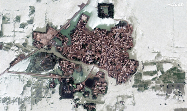 巴基斯坦今年的雨季雨量惊人，一座豪华饭店在几秒内被洪水夷为平地。图为美国马萨尔科技（Maxar Technologies）28日拍下巴基斯坦西南部拉詹普尔（Rajanpur）地区一座村庄被洪水包围的画面。（图／路透社、马萨尔科技提供）