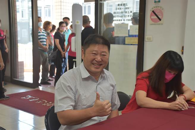花莲县议会议长张峻今上午在妻子陪同下低调到县选委会，以无党籍身份投入下届议员选战。（罗亦晽摄）