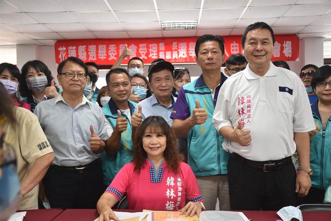 国民党籍花莲市民代表韩林梅（中）此次选举将投入花莲县第一选区议员选战，今上午在竞选团队陪同下，到县选委会登记参选。（罗亦晽摄）