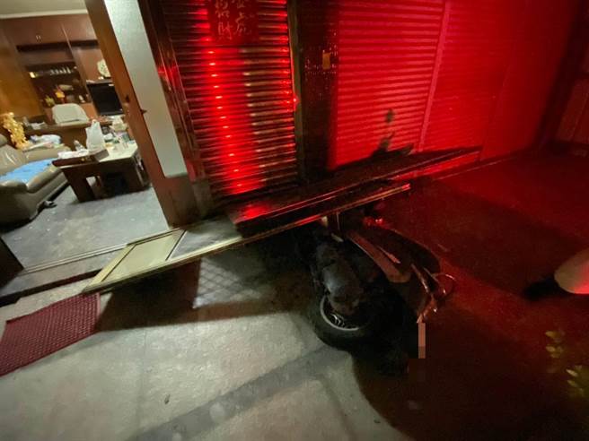 林男和连男疑酒后因一场债务纠纷大打出手，不但花盆被砸落，连纱窗都被损毁。（民眾提供／冯惠宜台中传真）