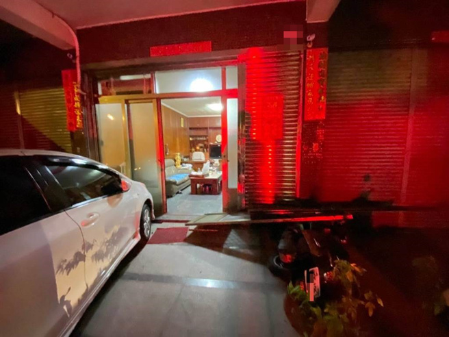 林男和连男疑酒后因一场债务纠纷大打出手，不但花盆被砸落，连纱窗都被损毁。（民眾提供／冯惠宜台中传真）