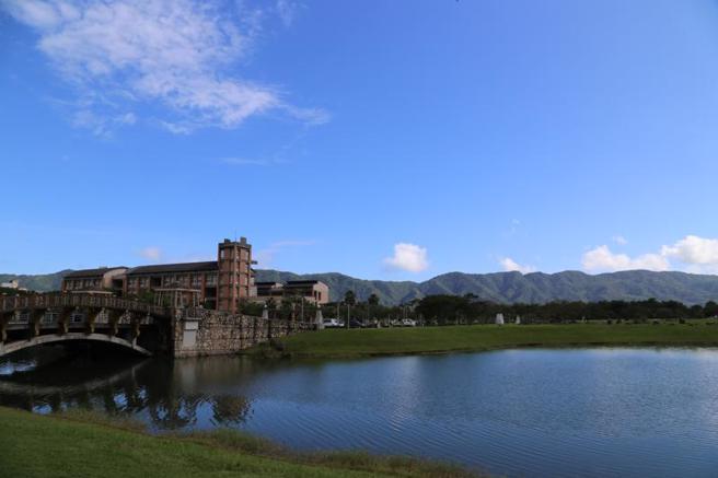 东华大学将于11月中旬举办28周年校庆活动，感念创校时期捐赠校地的善心人士，但相关文件散佚不全，因此发布讯息，寻觅106名地主，企盼捐赠地主或其家属代表能主动与东华大学联络。
（图/ 中央社）