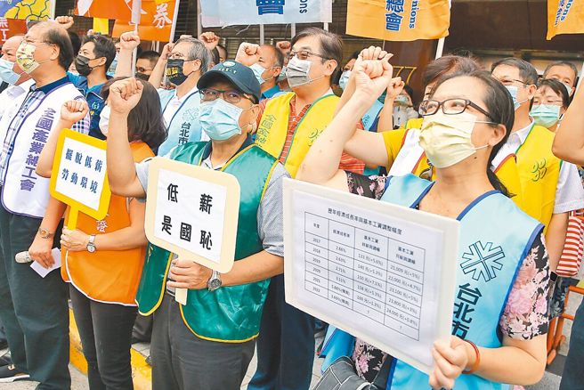 基本工資審議委員會確定9月1日開會，估計基漲幅上看4.8％。圖為勞工去年10月在基本工資審議會外表達調漲訴求。（本報資料照片）