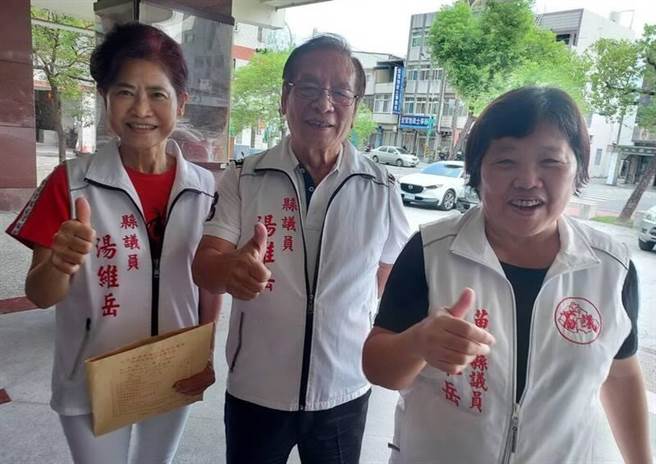 汤维岳寻求连任，他的2位太太汤刘秀美（右）及罗碧玉（左）都是他的助理。（民眾提供／李京升苗栗传真）