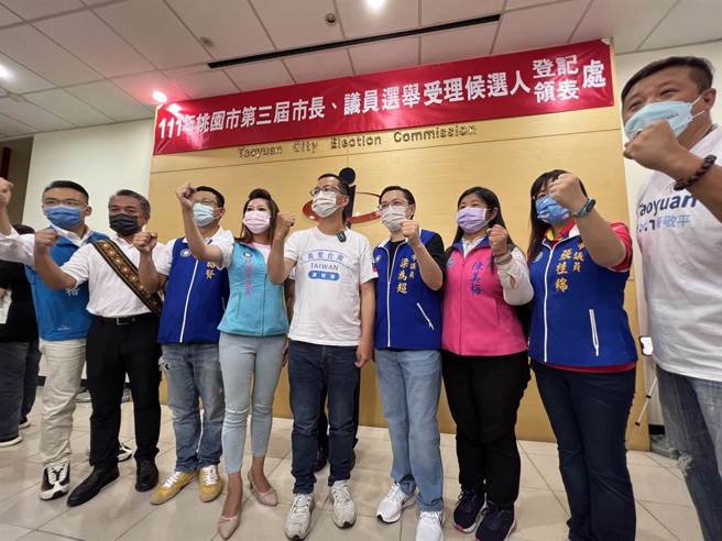 国民党前台北市议员罗智强和立委洪孟楷，29日陪同「国民党桃园青年问政连线」集体登记参选。(蔡依珍摄)