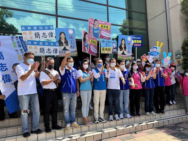 国民党前台北市议员罗智强和立委洪孟楷，29日陪同「国民党桃园青年问政连线」集体登记参选。(蔡依珍摄)